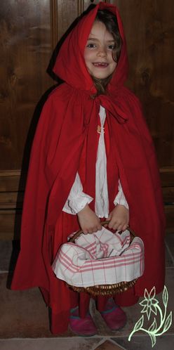 Petit chaperon rouge sous la capuche