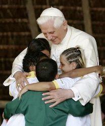 Pape Benoit XVI et enfants.