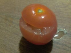 cuisine à domicile - amuse-bouches : Tomate cerise surprise fermée - francoisfrelon.com - François Frelon Chef Cuisinier Traiteur à Domicile en Morbihan Bretagne