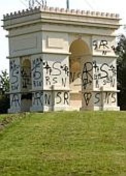 arc-de-triomphe-tague.jpg