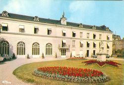 Hôtel de La Rochefoucauld (Hôtel de Ville) rue de la Surintendance Saint-Germain-en-Laye et statue henri 4