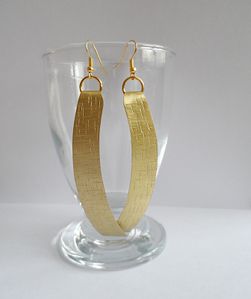 boucles d'oreilles longues dorées.JPG