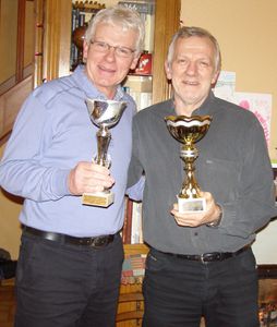 Les-vieux-m-daill-s-.comparent-leurs-coupes.jpg
