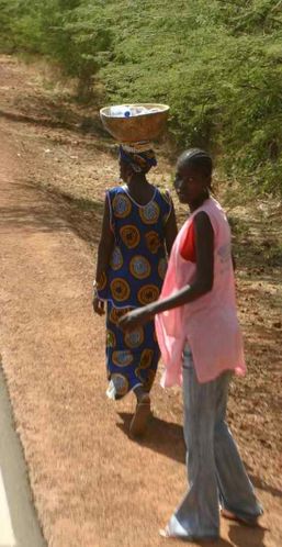 645 Deux femmes sur le bord de la route.