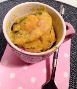 Mug cake aux champignons, bacon et persil
