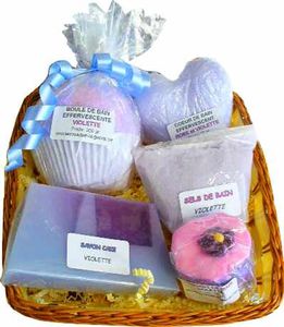 Corbeille de Bain Violette,avec une boule de bain effervescente violette, un coeur de bain effervescent violette et rose, des sels de bain violette, un savon cake violette et un fondant de bain violette