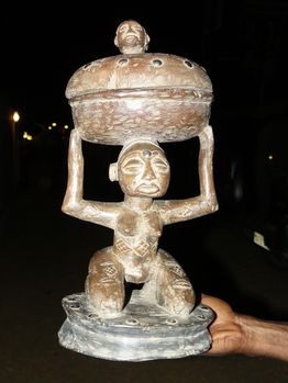 Kongo-statue-porteuse-coupe