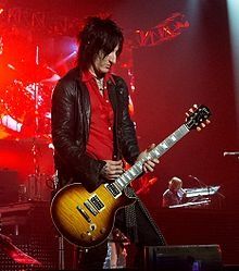 Richard_Fortus_GunsNRoses.jpg