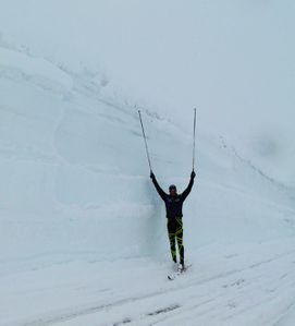 ROBIN-DEVANT-LA-HAUTEUR-DE-NEIGE.jpg