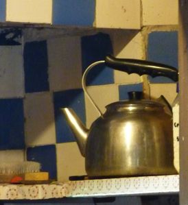Eau de vieille bouilloire dans la souillarde