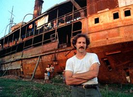 Herzog devant l'un des vapeurs, probablement le Nariño I.