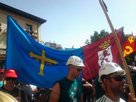 www.mineros con las banderas de Asturiias y León 2
