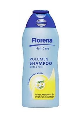 Die Maske vom Kakao auf das helle Haar