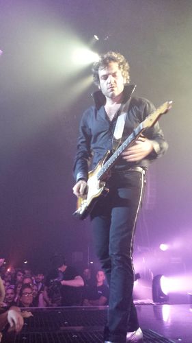 Stratocaster Zénith Toulouse mai 2013 Îl Chedid -M- Stratocaster Zenith Toulouse mai 2013 Îl Matthieu Chedid -M-