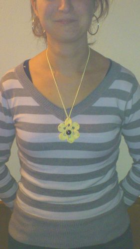 Collier-au-crochet-jaune--fleur---perle-mauve.JPG