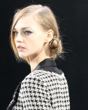 le-chignon-bas-et-sa-meche-rebelle-10418079gknbz_2041.jpg