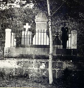 EDWARD-TUPPER-Y-SU-HIJA-EN-LA-TUMBA-DE-SU-PADRE.jpg