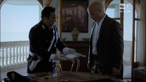 Catarella-demonte-un-pc--et-trouve-la-drogue-Montalbano-S9.jpg