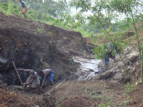 2 Dans la ravine, avant d'atteindre la pierre dure, il y a