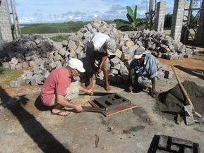 4Sur le chantier d'HSA, on démoule avec précaution le pr