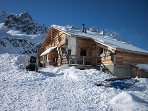 100 0226 refuge de la blanche au dessus de st véran