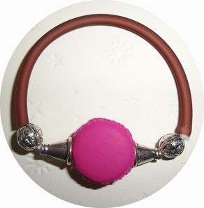 bracelet macaron fushia, monté sur fil élastique et buna