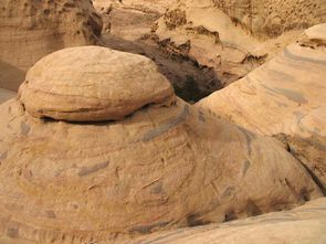 Wadi Rum 5-08 : descente de sheikh hamdan's route. une nature fantasque.