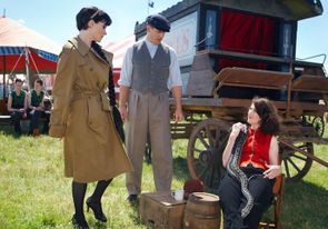 Miss-Fischer-Mort-sous-le-chapiteau-S1X11-Sondagesetendanc.jpg