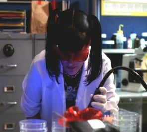 1x22-A-Weak-Link-ncis-6024724-400-361