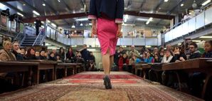 les-mannequins-ont-defile-entre-les-meubles-de-la-salle-de-.jpg