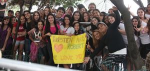 brazilian fans at airport waiting for robsten 2