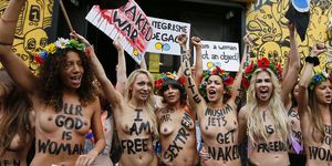 1776680 3 442e les-militantes-de-femen-france-inaugurent-le