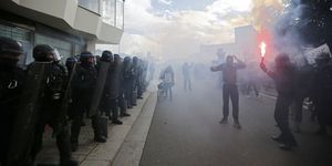 4581145 3 2cde des-manifestants-encagoules-ont-jete-des f78