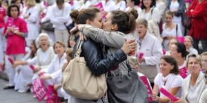 deux-femmes-pas-homosexuelles-s-embrassent-en-pleine 505008