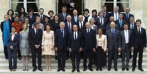 les-34-nouveaux-ministres-ont-pose-sur-le-perron-de-l-elyse