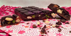 Tablette de chocolat noir aux noisettes, amandes et pistaches
