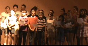 Les enfants chantent la chanson du centre