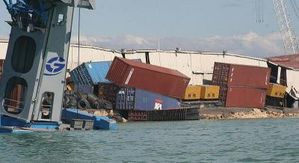 Der zerstörte Hafen von Port-au-Prince Der zerstörte Hafen von Port-au-Prince