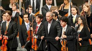 Barenboim-et-son-West-Eastern-Divan-Orchestra.jpg