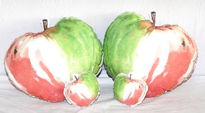 coussin-en-forme-de-pomme-aple-pilows.jpg