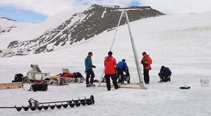 Scienziati-al-lavoro-sul-lago-antartico.jpg