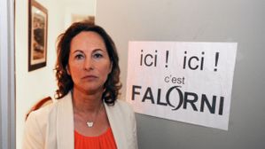 segolene-royal-devant-son-domicile-avec-une-affichette-pour