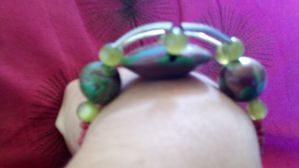 bracelet swirl marron kaki de profil
