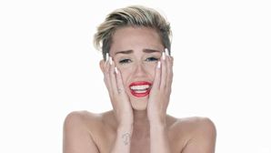 Miley-Cyrus-dans-le-clip-de-Wrecking-Ball exact810x609 l