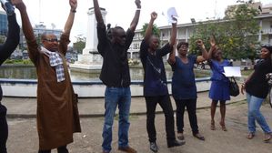 Douala--le-03-mai-2014.-Des-journalistes-manifestent-a-la-.jpg
