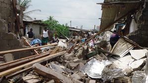 Douala-26-mars-2014.-Des-debris-de-maisons-au-quartier-Nko.jpg