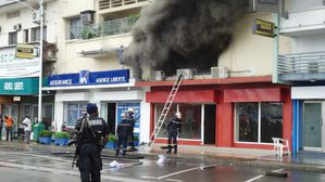 Douala-27-juillet-2013.-Le-magasin-de-Ringo-en-feu-au-quart.jpg