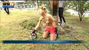 img 22292 une-femen-abat-une-croix-orthodoxe-en-signe-de-so