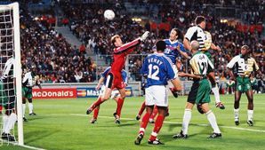 Thierry Henry et Pierre Issa, témoins du premier but de la France au Mondial 98 - Panoramic pour Footafrica365.fr FranceAfSud98.jpg