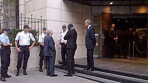 2011 09 29 Y-J le vigile et la police devant Pisan